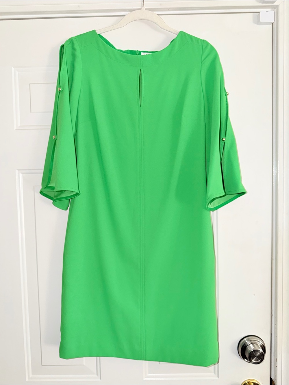 Trina Turk Green Shift Dress w/ Button Sleeve and key hole chest detail. Sz 6 - Picture 2 of 9
